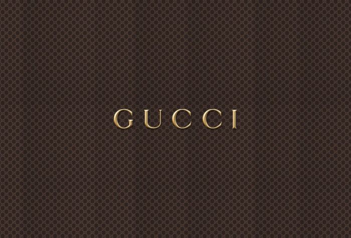 Картинка бренд Gucci на коричневом фоне