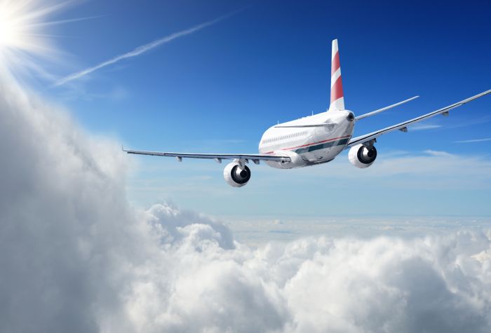 Картинка полет пассажирского самолета на высоте между облаками