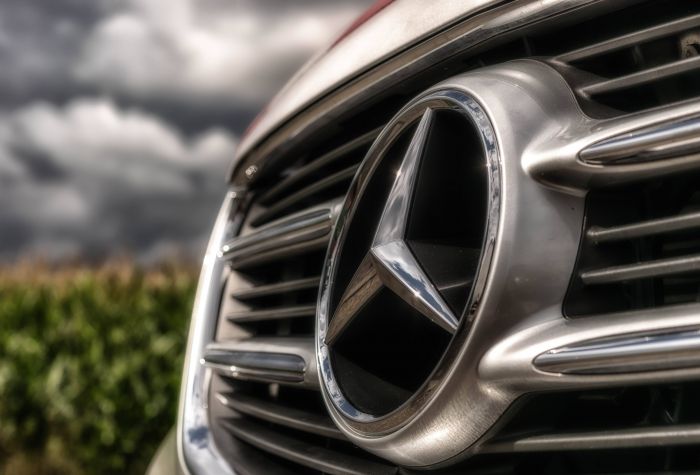 Картинка эмблема, значок Mercedes Benz на решетке крупным планом