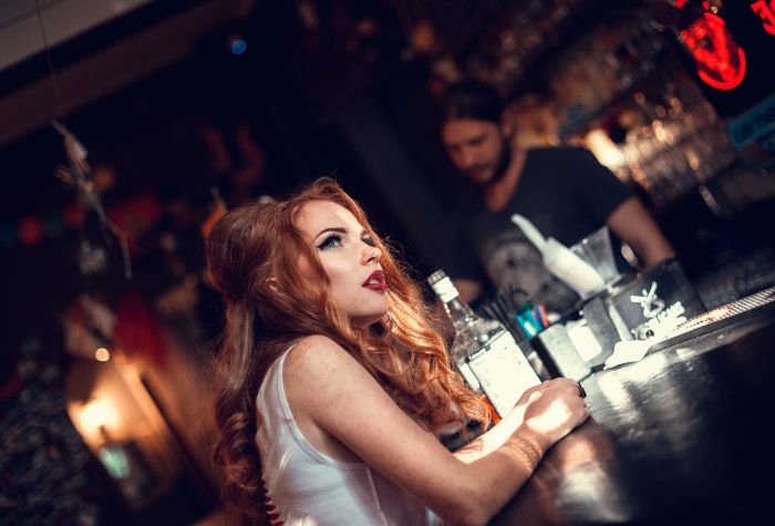 Картинка девушка за стойкой в баре