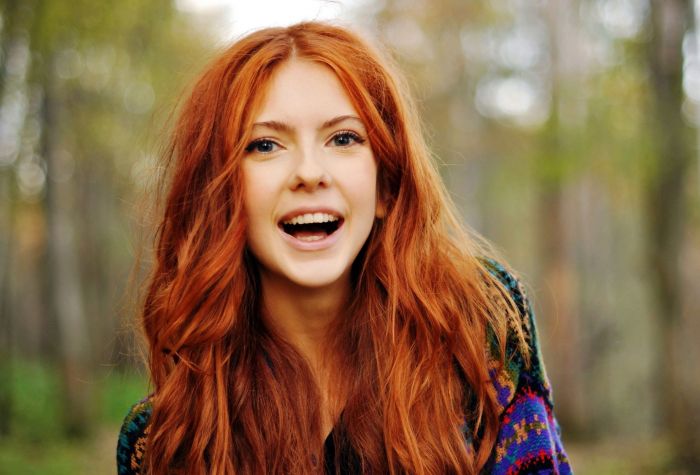 Картинка веселая, радостная девушка с рыжими волосами