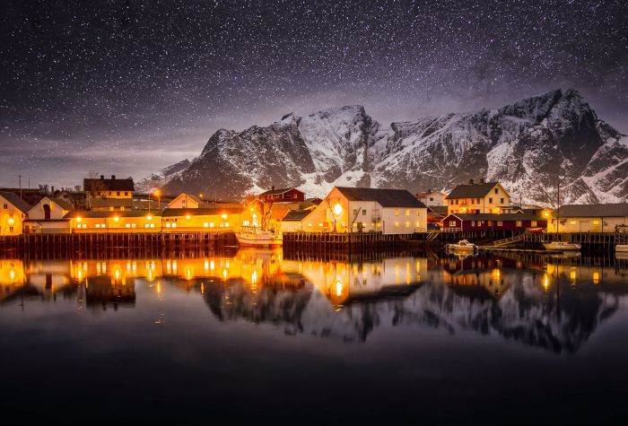 Картинка вечер, огни, городок Норвегии, озеро, горы, звездное небо, пейзаж