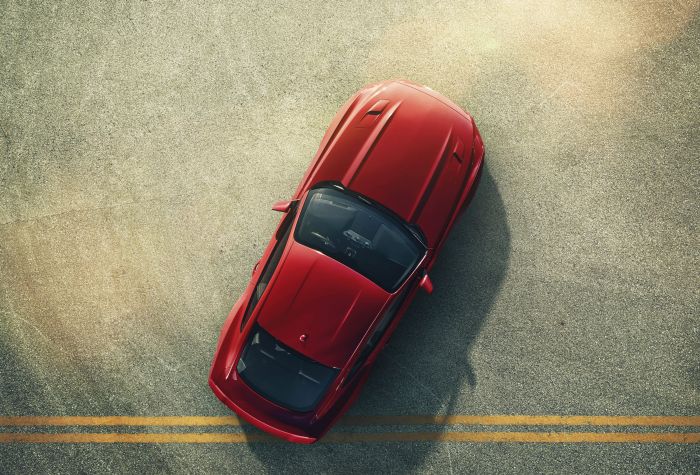 Картинка красный Форд Мустанг на дороге, вид сверху