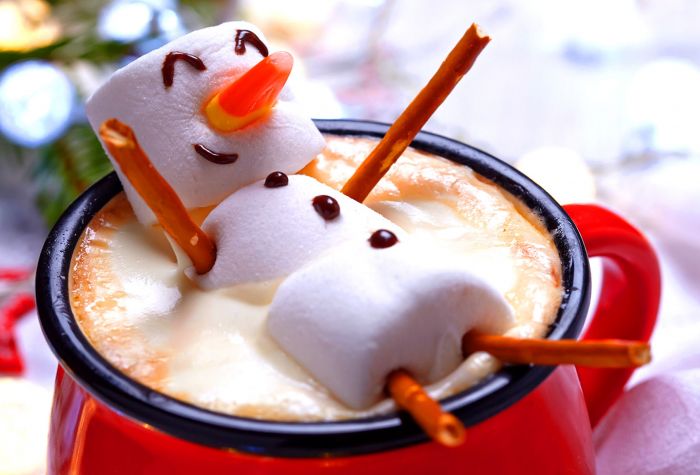 Картинка радостный снеговик в чашке с кофе