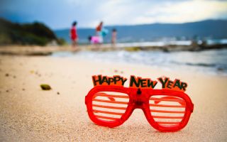 очки на пляже с надписью Happy New Year