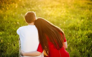 парень и девушка сидят на зеленой траве, любовь