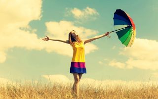 девушка в платье с разноцветным зонтиком, небо, сухая трава