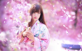 девушка в розовом цветущем парке сакуры