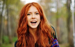веселая, радостная девушка с рыжими волосами