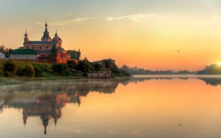 Никольский монастырь и пейзаж на озере в Старой Ладоге, Россия