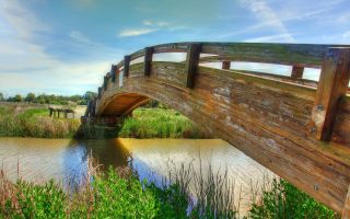 деревянный мост через речку