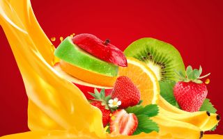 фруктовый сок с нарезанными фруктами и ягодами