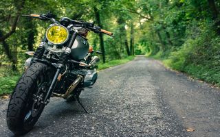 мотоцикл BMW на лесной дороге