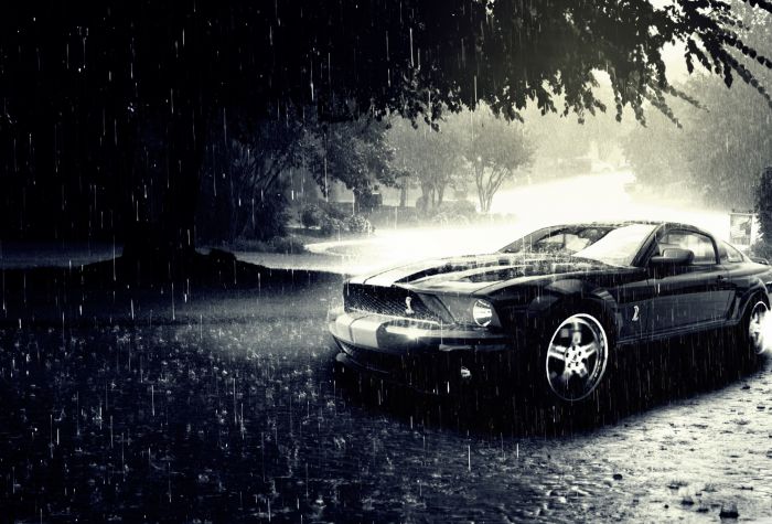 Картинка черно-белое фото машина Форд Мустанг под дождем