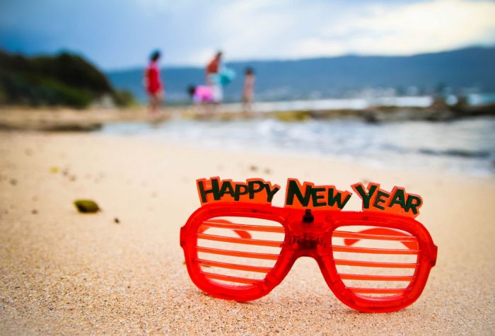 Картинка очки на пляже с надписью Happy New Year