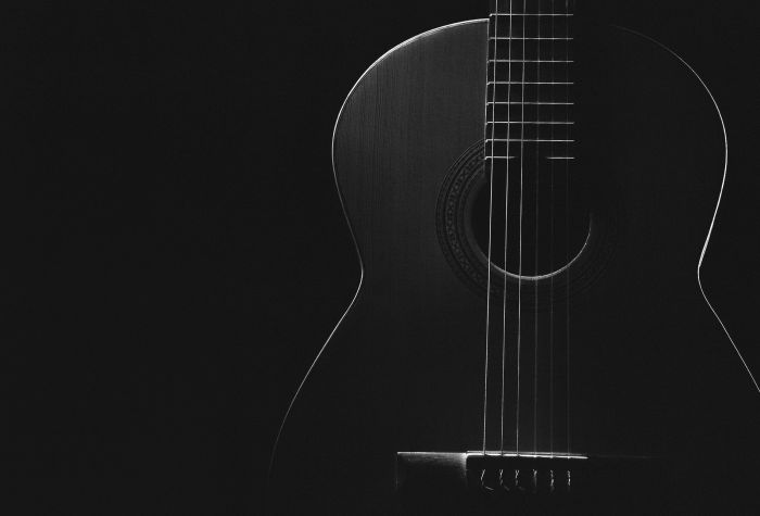 Картинка акустическая гитара фото в черно-белом цвете