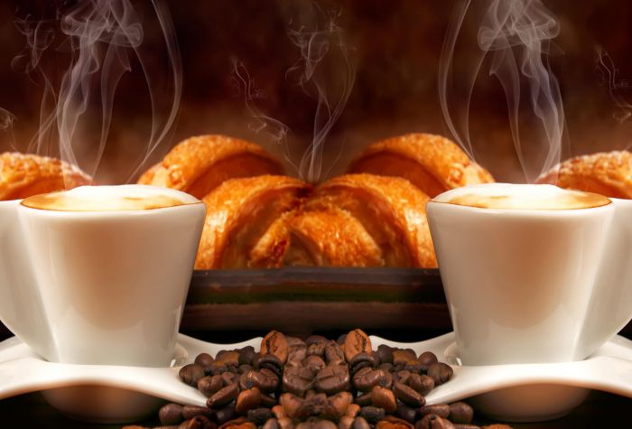 Картинка вкусные булочки возле чашек с ароматным кофе