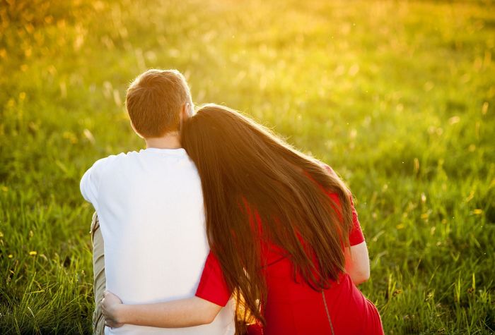 Картинка парень и девушка сидят на зеленой траве, любовь