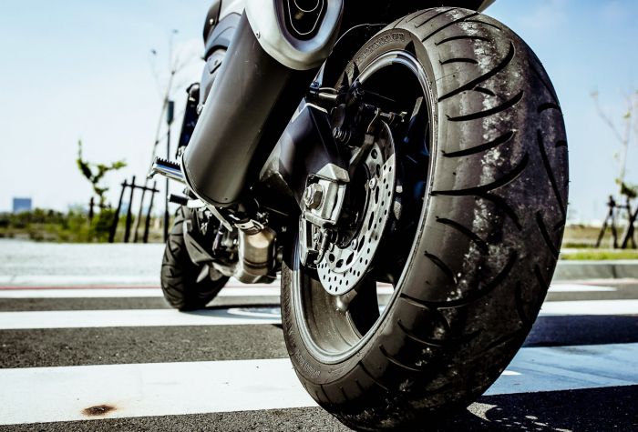 Картинка фото колесо мотоцикла крупным планом
