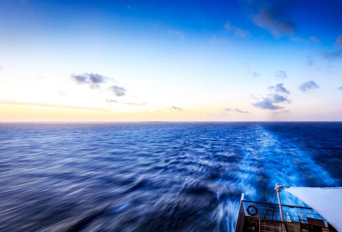 Картинка море, океан, шлейф на воде от корабля, кильватерный след