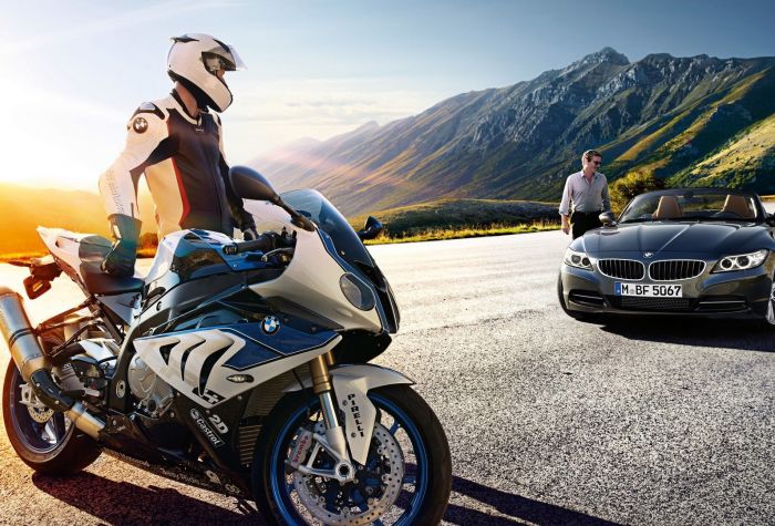 Картинка мотоцикл BMW S1000RR и машина BMW Z4, встреча на дороге