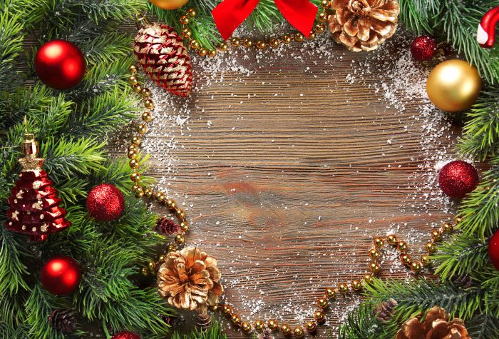 Картинка праздничное новогодние украшение из веток елки, шишек и игрушек