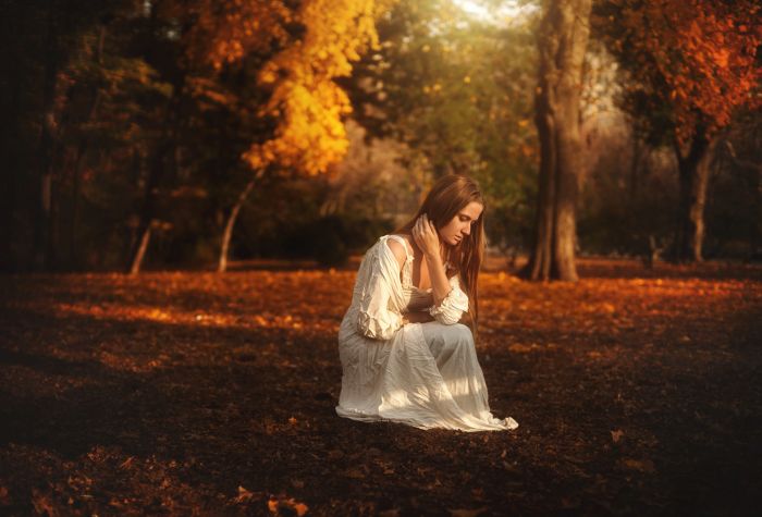Картинка девушка в белом платье, осенний парк, деревья