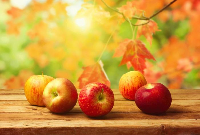 Картинка красивые яблоки на фоне осенних листьев