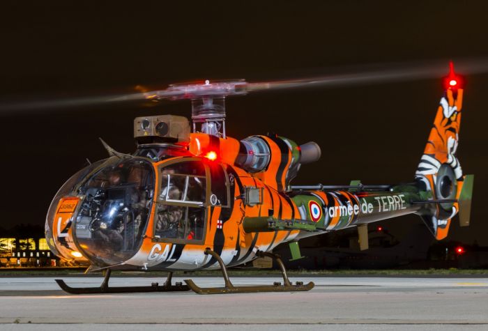 Картинка вертолет с тигровым окрасом на аэродроме
