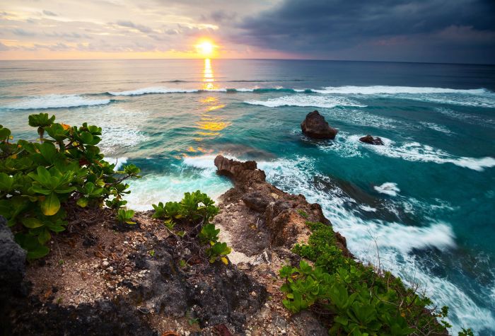 Картинка берег острова Бали, океан, закат, волны, растения, природа