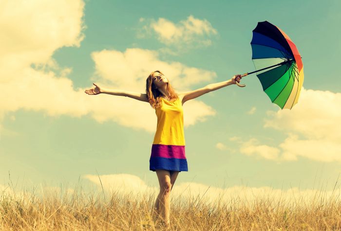 Картинка девушка в платье с разноцветным зонтиком, небо, сухая трава