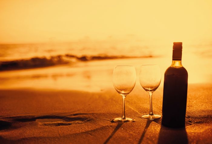 Картинка бутылка вина и два бокала, пляж, закат солнца