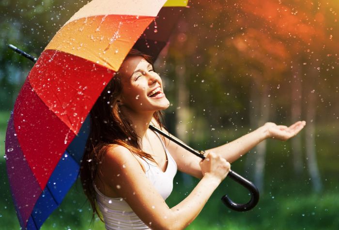 Картинка девушка с разноцветным зонтиком радуется дождю