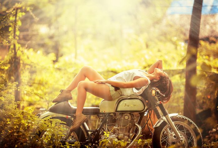 Картинка девушка лежит на мотоцикле