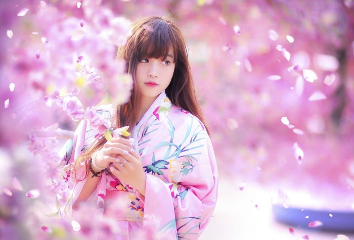 Картинка девушка в розовом цветущем парке сакуры