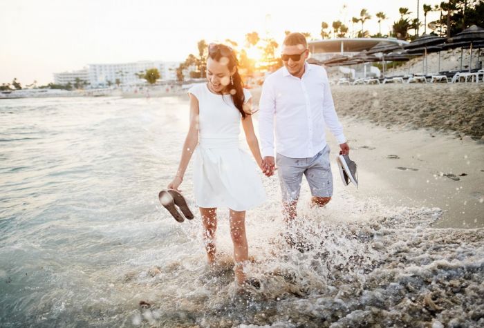 Картинка влюбленные парень и девушка гуляют по берегу моря