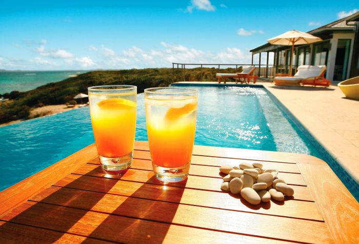 Картинка летний отдых, фруктовые напитки возле бассейна