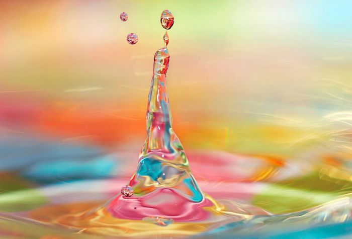 Картинка разноцветная вода, всплеск, капли, макро
