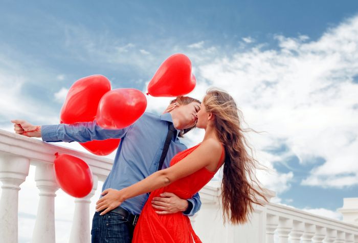 Картинка парень с воздушными шариками в руке целует девушку
