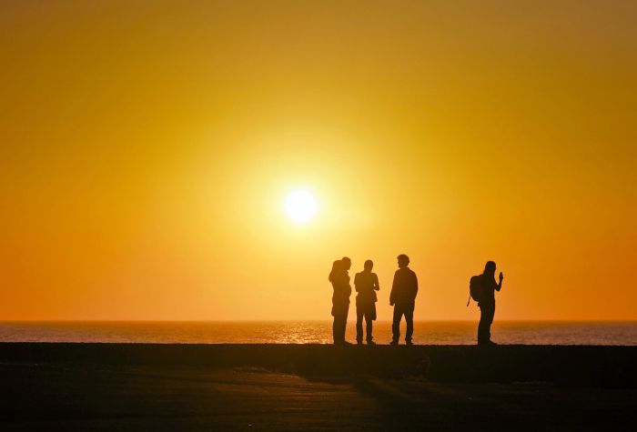 Картинка путешественники, туристы, люди на фоне желтого неба на закате
