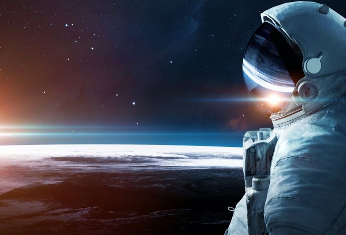 Картинка космонавт в открытом космосе в скафандре