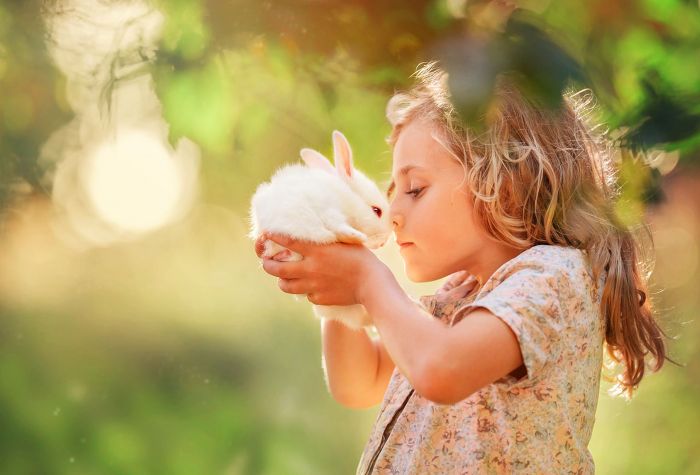 Картинка маленькая девочка держит белого кролика
