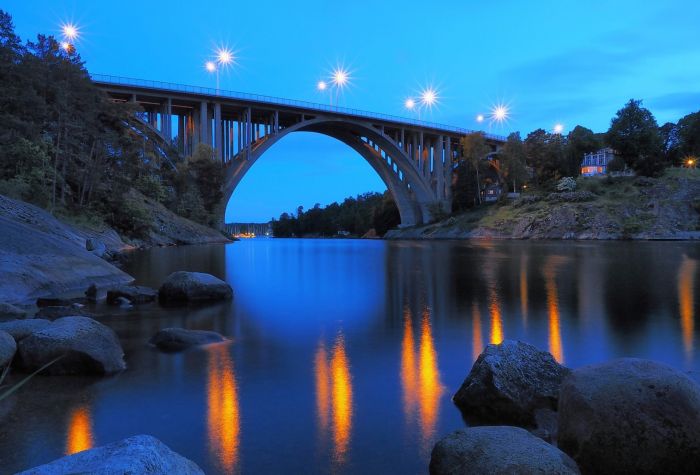 Картинка вечерние фонари на мосту Skurubron, Нака, Швеция