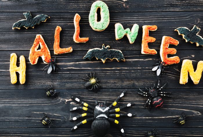 Картинка надпись Halloween, летучие мыши, пауки из печенья