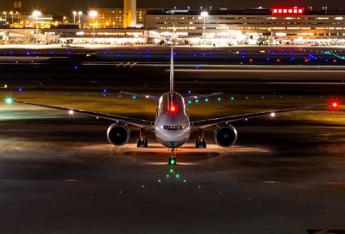 Картинка самолет Boeing 777 ночью возле аэродрома