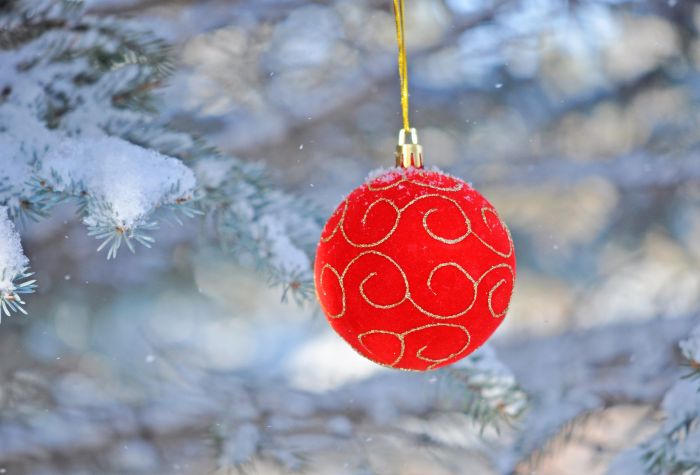 Картинка красный новогодний шар на еловой ветке в снегу