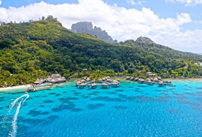 Картинка экзотический остров Бора-Бора с домиками на воде