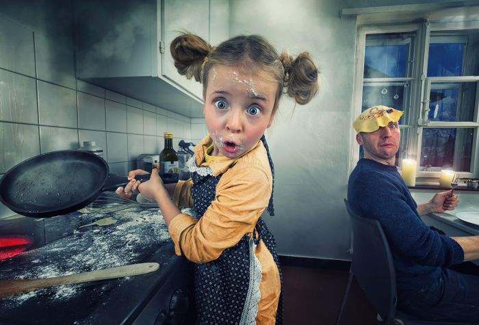 Картинка смешной ребенок, девочка кухарка и бедный папа