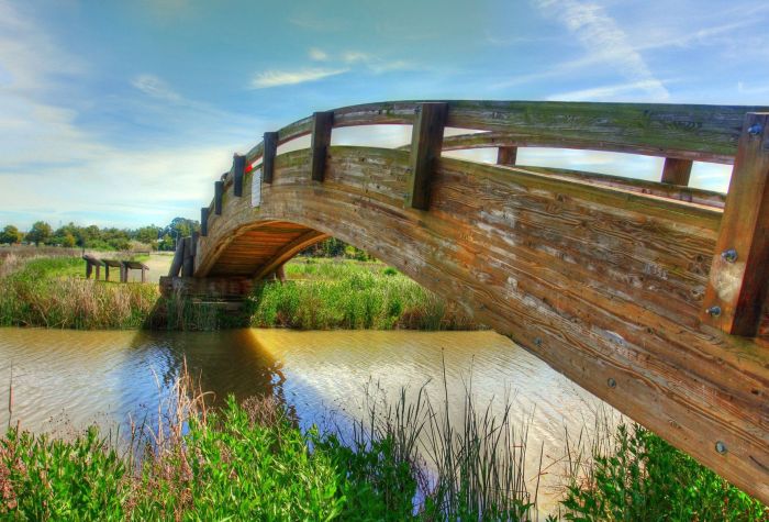 Картинка деревянный мост через речку