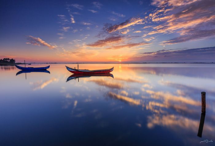 Картинка закат, отражение в воде, горизонт, пейзаж, штиль, лодки